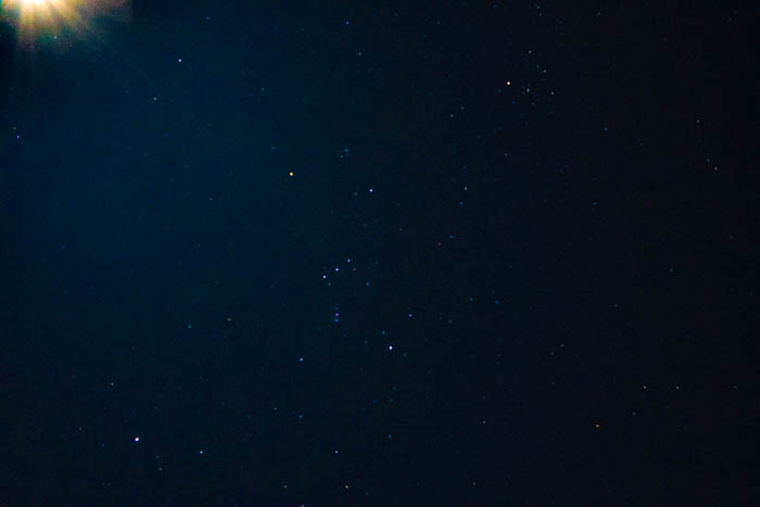 オリオン座を試しに単焦点レンズで撮影。 明るい月があるのでユニークな写真になりました。