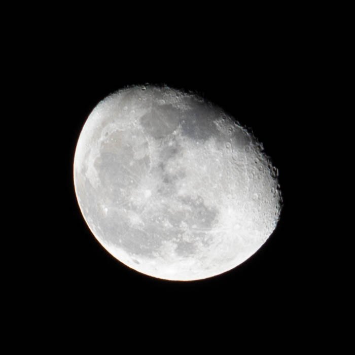 折角、月が出ているので手持ちのズームレンズに交換して撮影。 意外と綺麗に撮れました。